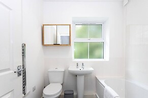 Lovely One-bedroom Serviced Apartment in Eccles