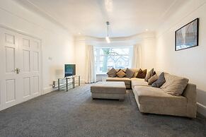 Spacious House With Parking Near Heaton Park