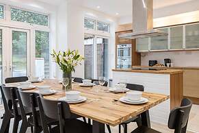 Spacious House With Parking Near Heaton Park