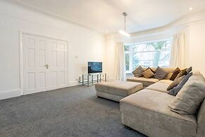 Spacious House With Parking Near Heaton Park