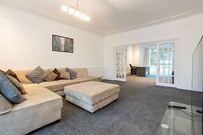 Spacious House With Parking Near Heaton Park