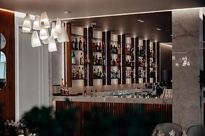 Holiday Hotel