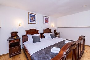 Amoret Apartments