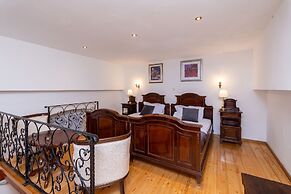Amoret Apartments