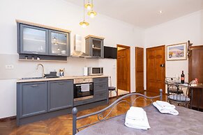 Amoret Apartments