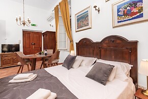 Amoret Apartments