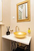 Amoret Apartments