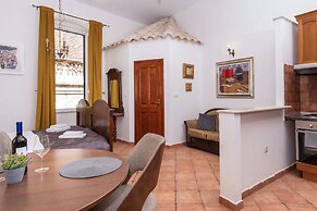 Amoret Apartments