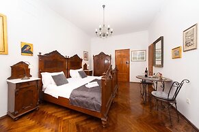 Amoret Apartments