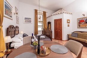 Amoret Apartments