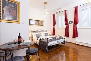 Amoret Apartments