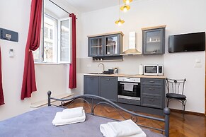 Amoret Apartments