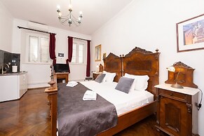 Amoret Apartments