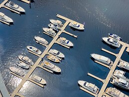 Stylish 2BR with Marina Views