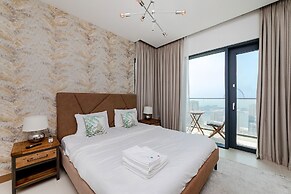 Stylish 2BR with Marina Views