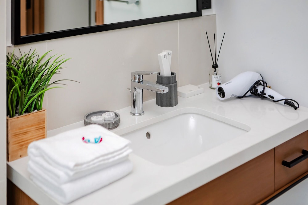 Stylish 2BR with Marina Views