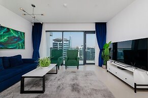 Stylish 2BR with Marina Views