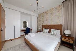 Stylish 2BR with Marina Views
