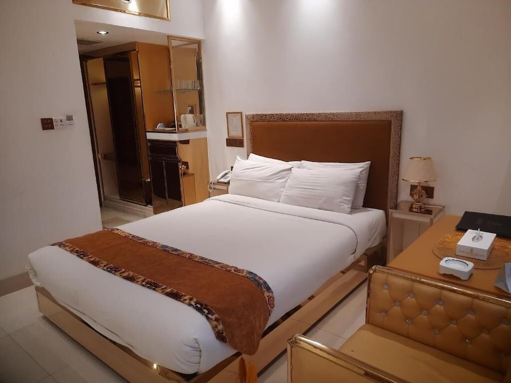 Hotel Razmoni Isha Kha International