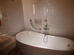 Hotel Razmoni Isha Kha International