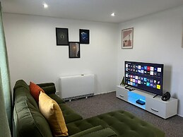 Birmingham Luxury House - Modern Retreat