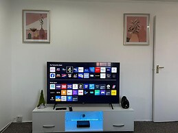 Birmingham Luxury House - Modern Retreat