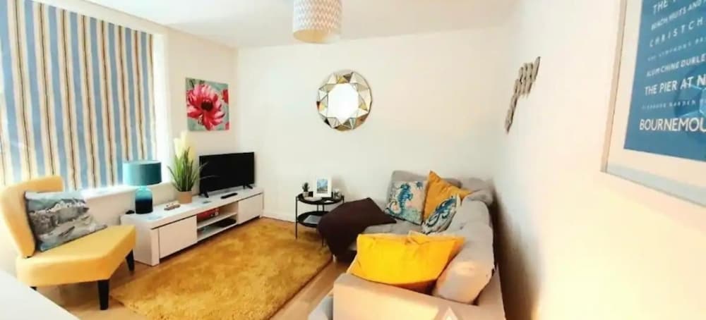 2bdr- sea Breeze - Family Friendly- Parking-int