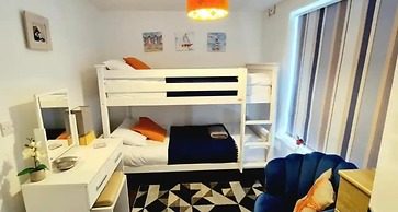 2bdr- sea Breeze - Family Friendly- Parking-int