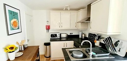 2bdr- sea Breeze - Family Friendly- Parking-int