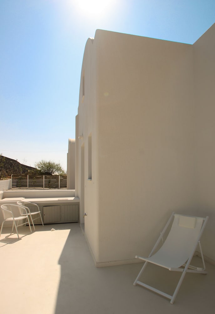 Airy suites santorini