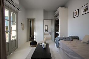 Airy suites santorini