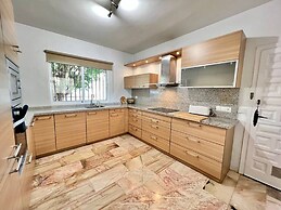 Beautiful Villa With Pool Scenic Views Sleeps 8