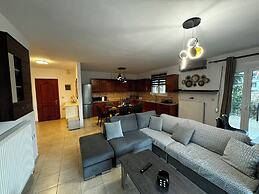 Skiathos Center Stylish 2 Bd w Balcony