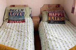 Caravan - Sleeps 8 - Pets Ok - Parking - Patio