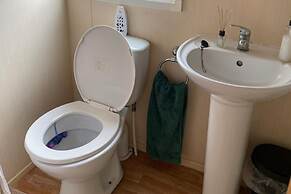 Caravan - Sleeps 8 - Pets Ok - Parking - Patio