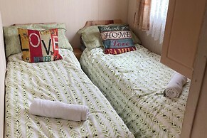 Caravan - Sleeps 8 - Pets Ok - Parking - Patio