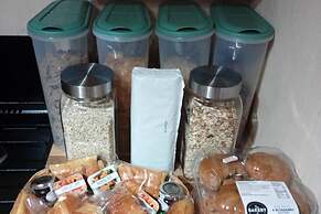 Caravan - Sleeps 8 - Pets Ok - Parking - Patio