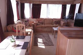 Caravan - Sleeps 8 - Pets Ok - Parking - Patio