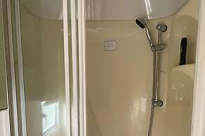 Caravan - Sleeps 8 - Pets Ok - Parking - Patio