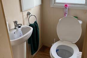 Caravan - Sleeps 8 - Pets Ok - Parking - Patio