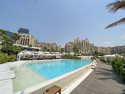 Palm Jumeirah 1BR Rooftop Infinity Pool
