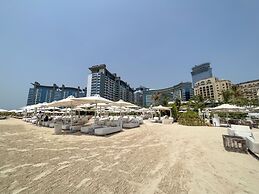 Palm Jumeirah 1BR Rooftop Infinity Pool