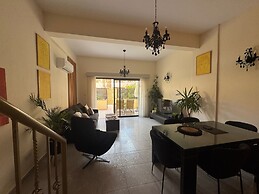 2 Bed Townhouse Sleeps 4 - Pool - Patio & Balcony
