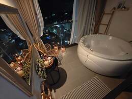 Edge Central Pattaya by Mickey