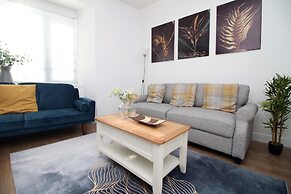 5 Bed House - Sleeps 16 - Parking - Wifi