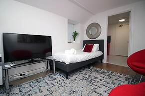 5 Bed House - Sleeps 16 - Parking - Wifi