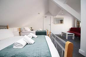 5 Bed House - Sleeps 16 - Parking - Wifi
