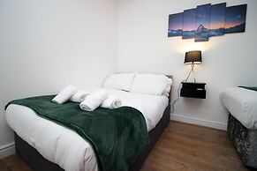 5 Bed House - Sleeps 16 - Parking - Wifi
