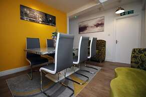 5 Bed House - Sleeps 16 - Parking - Wifi