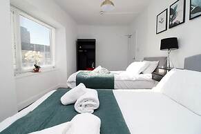 5 Bed House - Sleeps 16 - Parking - Wifi